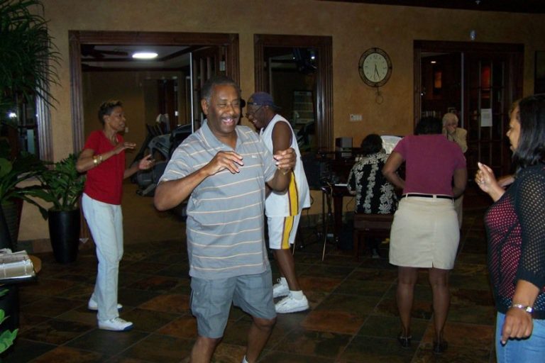 We love to dance — Carefree residents on the dance floor